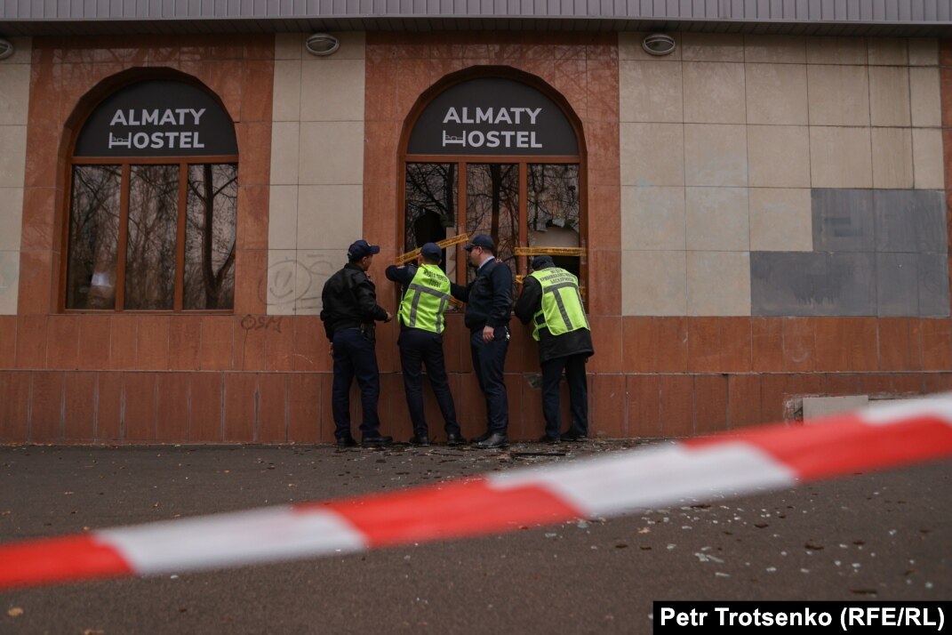 Қарт адамның немересімен жыныстық қатынасқа түскенін қараңыз