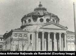 Ateneul Român din București bombardat de germani după 23 august 1944.