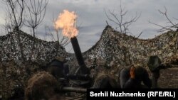 Ukrán katonák az orosz állásokat lövik Bahmut környékén 2023. március 6-án