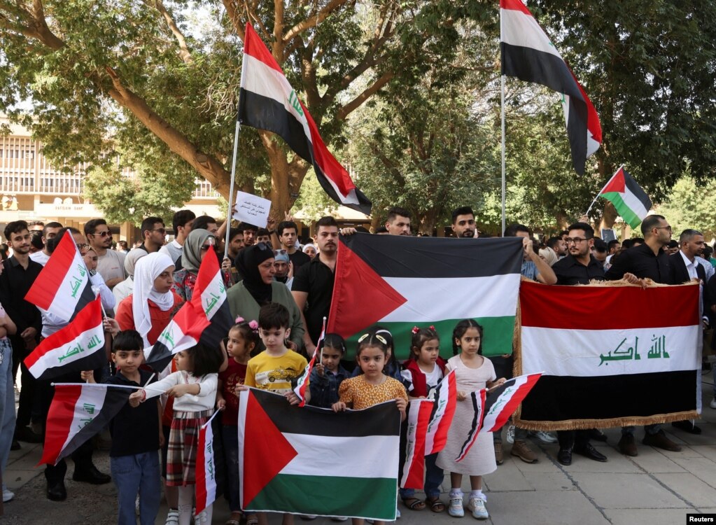 Fëmijë e të rritur protestuan më 18 tetor në Bagdad, Irak, kundër luftës Izrael - Hamas. 