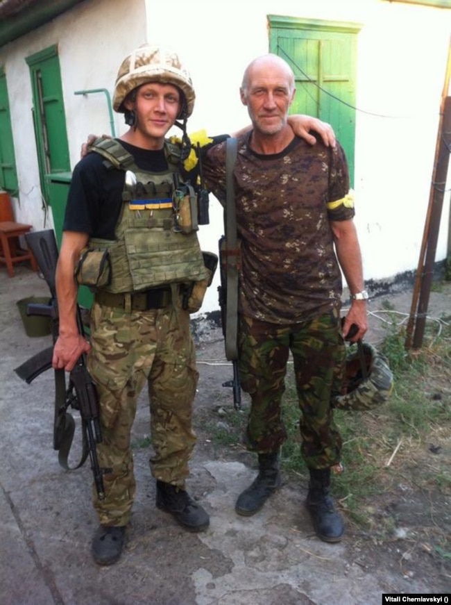 Vitaliy Chernyavskiy (left) with a comrade in 2014