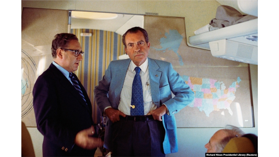 Președintele american Richard Nixon și consilierul pentru securitate națională Henry Kissinger, într-un Air Force One în timpul călătoriei lor în China, 20 februarie 1972.