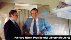 Președintele american Richard Nixon și consilierul pentru securitate națională Henry Kissinger la bordul Air Force One, în timpul călătoriei spre China, 20 februarie 1972 (Richard Nixon Presidential Library/via REUTERS)