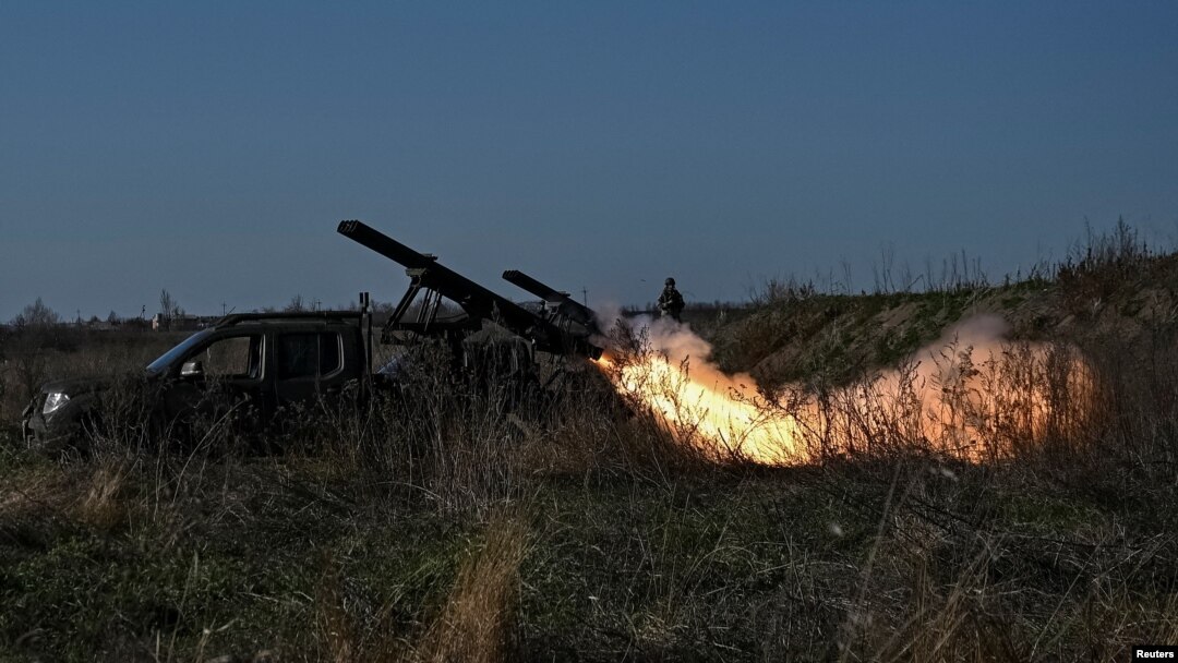 Forțele militare ucrainene trag asupra pozițiilor rusești de lângă linia frontului în regiunea Zaporojia, 7 noiembrie 2023