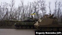 Українські військовослужбовці біля Бахмуту на Донеччині, 8 березня 2023 року