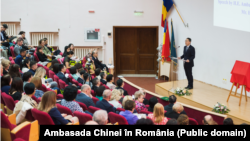 Han Chunlin, ambasador i Kinës në Bukuresht, mban një fjalim gjatë inaugurimit të Institutit Konfuci që do të funksionojë nën Universitetin e Mjekësisë dhe Farmacisë Iasi në prill.