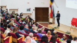 Ambasadorul Chinei la București, Han Chunlin, vorbește audienței în timpul inaugurării Institutului Confucius de la Iași, care va funcționa sub aripa UMF Iași.