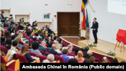 Ambasadorul Chinei la București, Han Chunlin, vorbește audienței în timpul inaugurării Institutului Confucius de la Iași, care va funcționa sub aripa UMF Iași.