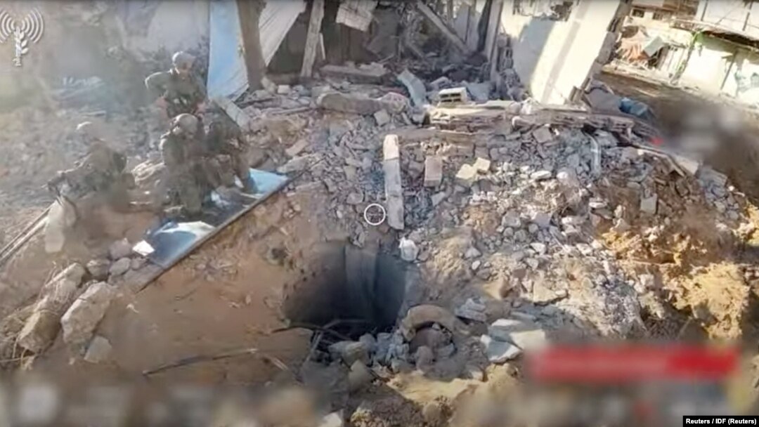 Спуск в туннель под больницей "Аль-Шифа"