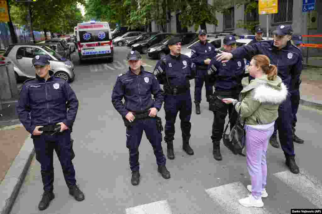 Policia ka bllokuar rrugën për te shkolla ku ka ndodhur sulmi.