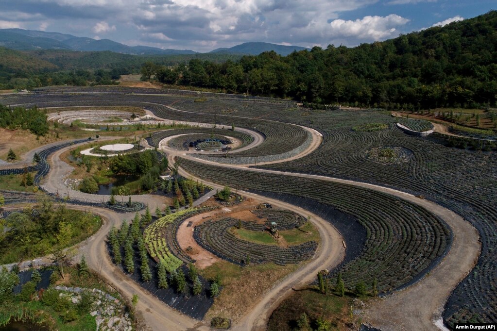 Zulic bleu 700.000 metra katrorë livadhe dhe kodra jo shumë larg nga vendlindja e tij Visoko, afër Sarajevës, me idenë për ta kthyer atë në një park natyror ku ai dhe të tjerët si ai, mund të shkojnë për pak paqe dhe vetmi. Ai, gjithashtu, vendosi të përdorë një pjesë nga kjo tokë për rikrijimin e pikturës ikonike të Van Goghut.