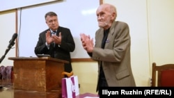 Александър Димитров (вдясно) получава наградата си от ректора на СУ проф. Георги Вълчев, 17 януари 2024 г.