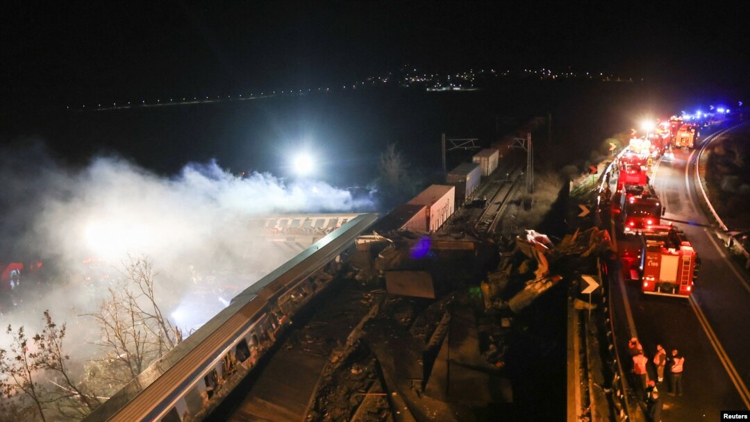 Un tren de pasageri și unul de marfă s-au ciocnit frontal marți noapte lângă orașul Larisa din centrul Greciei.