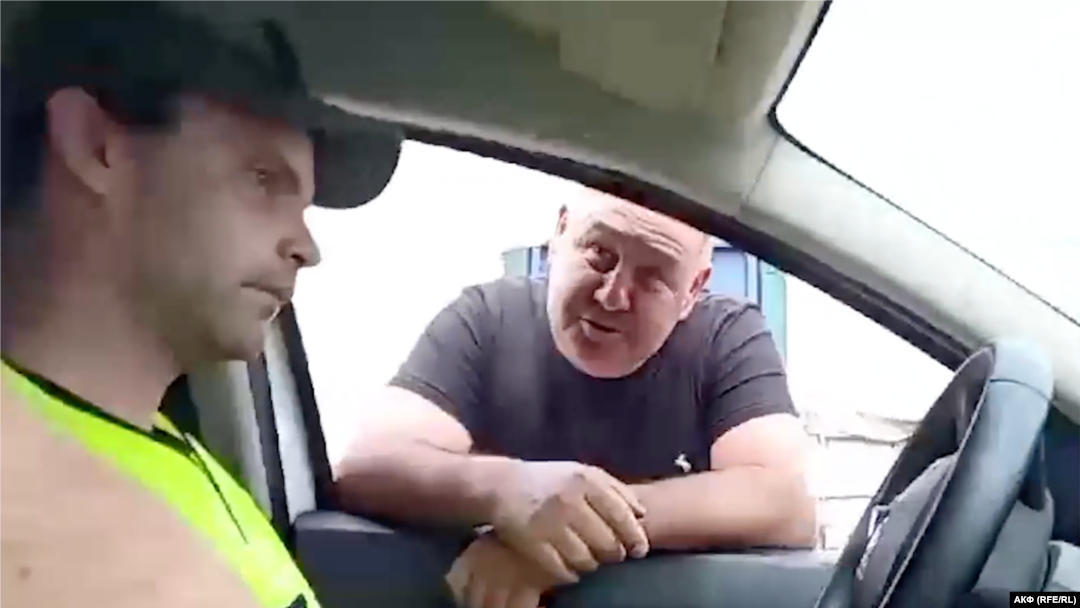 Кадър от видеото на АКФ, озаглавено "Властелините на пръстта".