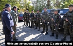 Ministri serb i Punëve të Brendshme, Bratislav Gashiq, me policinë në pikën kufitare Reska me Hungarinë, 30 tetor 2023.
