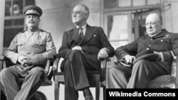 Иосиф Сталин, Франклин Рузвельт и Уинстон Черчилль в Тегеране, 1943 год