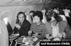 Pasagerii primului zbor de pasageri al avionului Tu-144, de la Moscova la Alma-Ata, în Kazahstanul sovietic, la 1 noiembrie 1977.