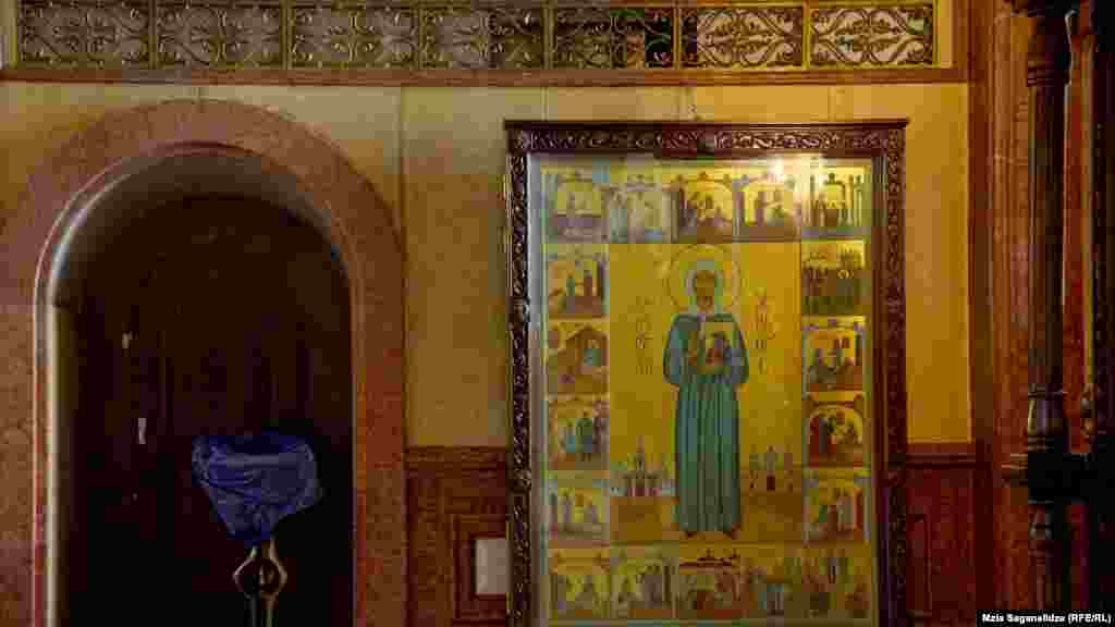 Ikona Svete Matrone Moskovske unutar Katedrale Svete Trojice u Tbilisiju ima ploču u donjem lijevom kutu koja prikazuje ozloglašenog sovjetskog diktatora Josifa Staljina. Vijest o doniranom umjetničkom djelu izazvala je bijes u Gruziji, a ikona je uništena ubrzo nakon što je snimljena ova fotografija od 8. januara. Panel sa ikonama je jedan od mnogih Staljinovih prikaza koji se danas vide širom Gruzije, zemlje njegovog rođenja.