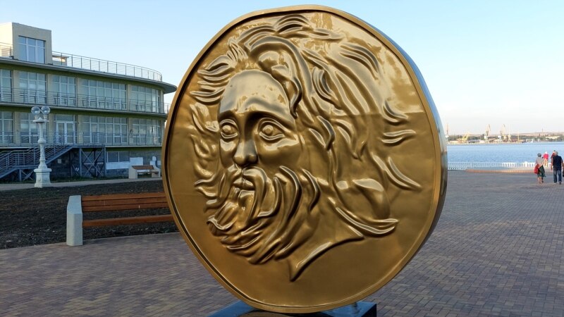 Скандал в Керчи: «золотая монета» стоимостью в миллион рублей сделана из пенопласта?