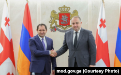 სომხეთის თავდაცვის მინისტრი სურენ პაპიკიანი და საქართველოს თავდაცვის მინისტრი ირაკლი ჩიქოვანი. 2 სექტემბერი, 2024 წელი. თბილისი.