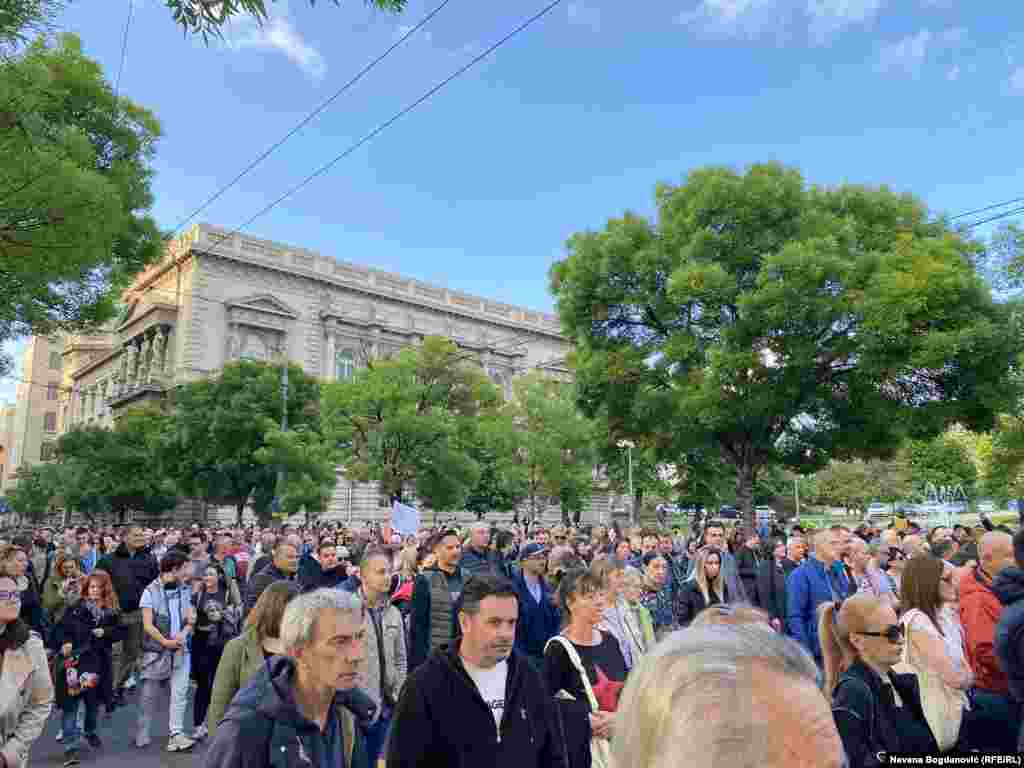 - na fotografiji: sa protesta u Beogradu, 8. maj. Organizatori protesta traže i oduzimanje nacionalnih frekvencija televizijama Pink i Hepi i hitno ukidanje programa koji &quot;promovišu nasilje, nemoral i agresiju&quot;, poput rijaliti programa. Od vlasti traže i ostavke ministra unutrašnjih poslova Bratislava Gašića i direktora Bezbednosno-informativne agencije, Aleksandra Vulina. Kako je navedeno, &quot;ostavka ministra prosvete Branka Ružića je dokaz da vlast poznaje samo pritisak&quot;. Ružić je ostavku podneo 7. maja, dodajući da je to lični, ali i politički čin.