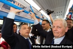 Orbán Viktor és Tarlós István együtt utazik a 159 új, BKK-s Mercedes-Benz Citaro busz átadása kapcsán 2013. április 30-án
