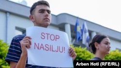 "Ndaloni dhunën", shkruan në pankartën e këtij protestuesi në Graçanicë.