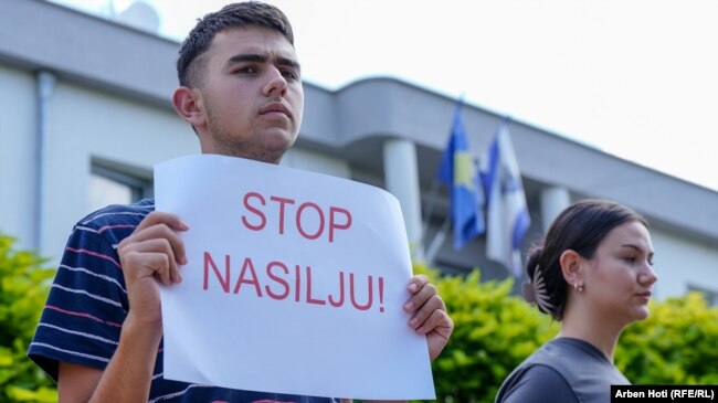 "Ndaloni dhunën", shkruan në pankartën e këtij protestuesi në Graçanicë.