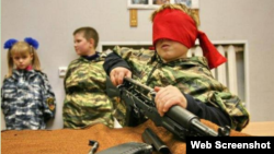 В школы оккупированного Донбасса вернулась начальная военная подготовка. Фото с пророссийского донецкого телеграм-канала
