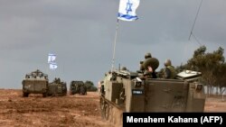 Израильские солдаты на бронетранспортерах продвигаются к южной границе Израиля для проведения наземной операции в секторе Газа, 20 ноября 2023 года bod241123