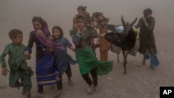 تعدادی از کودکان یک خانواده فقیر در غرب افغانستان 