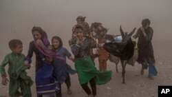 شماری از کودکان در هرات که خانه ها و منطقه شان در نتیجه زلزله ویران شده است