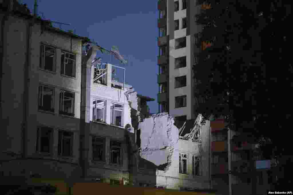 Оштетена зграда во нападот врз Киев во раните утрински часови на 1 јуни