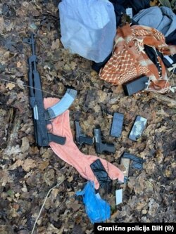 Oružje i drugi predmeti pronađeni na mjestu gdje je bio ilegalni kamp, 8. decembar 2023.
