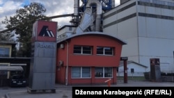 Ulazak u fabriku "Lukavac cement" sa logom starog vlasnika, kompanije "Asamer Baustoffe AG", Lukavac, BiH, 18. novembar 2023.