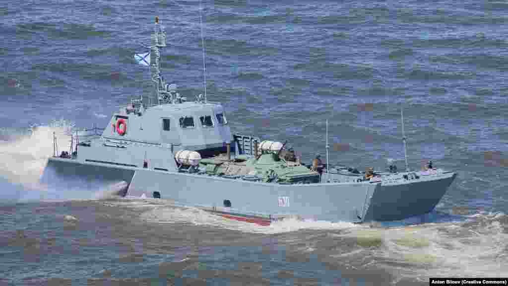 Egy Serna osztályú partraszálló hajó gyalogsági harcjárművet szállít a Volga mentén 2015 júliusában.&nbsp;Egy Sernát eltalált egy rakéta, miközben a Kígyó-szigeten dokkolt 2022 májusában. A Serna partraszálló hajók páncélozott járművek, támadó partraszállásokra és teherszállításra készülnek. A tömb alakú hajók egyedi levegőüreg-kialakításúak, amelyek a hajótest alá pumpálják a levegőt, hogy csökkentsék a légellenállást &nbsp; 