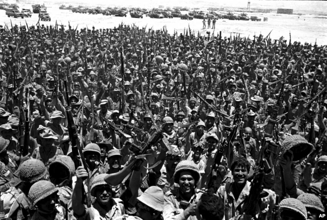 Ova fotografija od 10. juna 1967. prikazuje izraelske trupe na Sinaju, u Egiptu, tokom Šestodnevnog rata. U Bliskoistočnom ratu 1967. godine, kada je Izrael zauzeo Zapadnu Obalu i Pojas Gaze, još 300.000 Palestinaca je pobjeglo, uglavnom u Jordan.