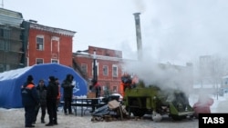 Работници обслужват полева кухня в отоплителен пункт в Подолск, Московска област, след като отоплителната мрежа аварира и остави местните жители на минусови температури, 9 януари 2023 г.