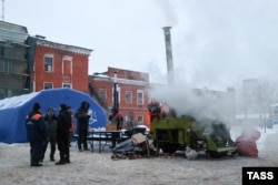 Workers man a field kitchen at a heating point in Podolsk, Moscow region, on January 9 after heating mains burst and left residents in freezing temperatures.