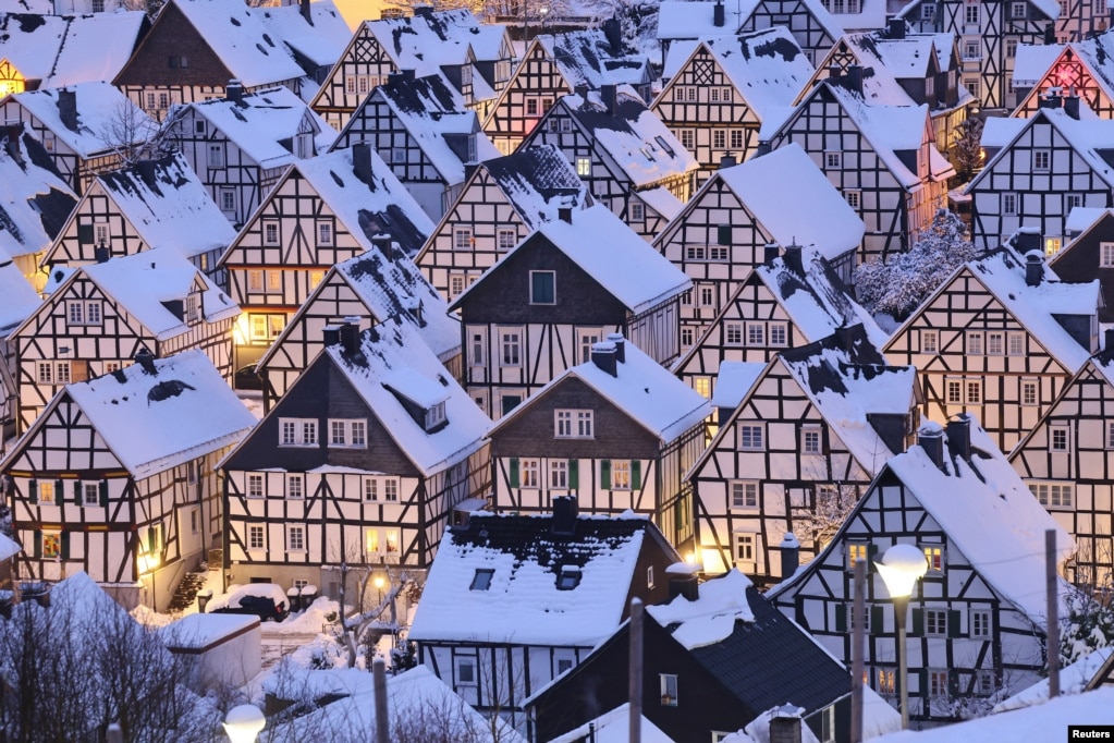 Bora mbulon çatitë e shtëpive në lagjen historike të Freudenbergut, gjysma e së cilave janë të punuara prej druri dhe me arkitekturë nga shekulli XVII, pranë qytetit Zigen, Gjermani, 19 janar 2024.