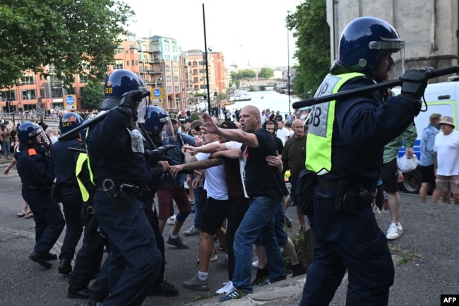 Policia duke u përballur me protestuesit në Bristol më 3 gusht 2024.