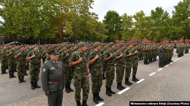 Mladi u Srbiji na dobrovoljnom služenju vojnog roka, nepoznata lokacija, septembar 2021. U Srbiji je obavezni vojni rok ukinut 1. januara 2011. godine, od kada u vojsku idu samo oni koji to žele.