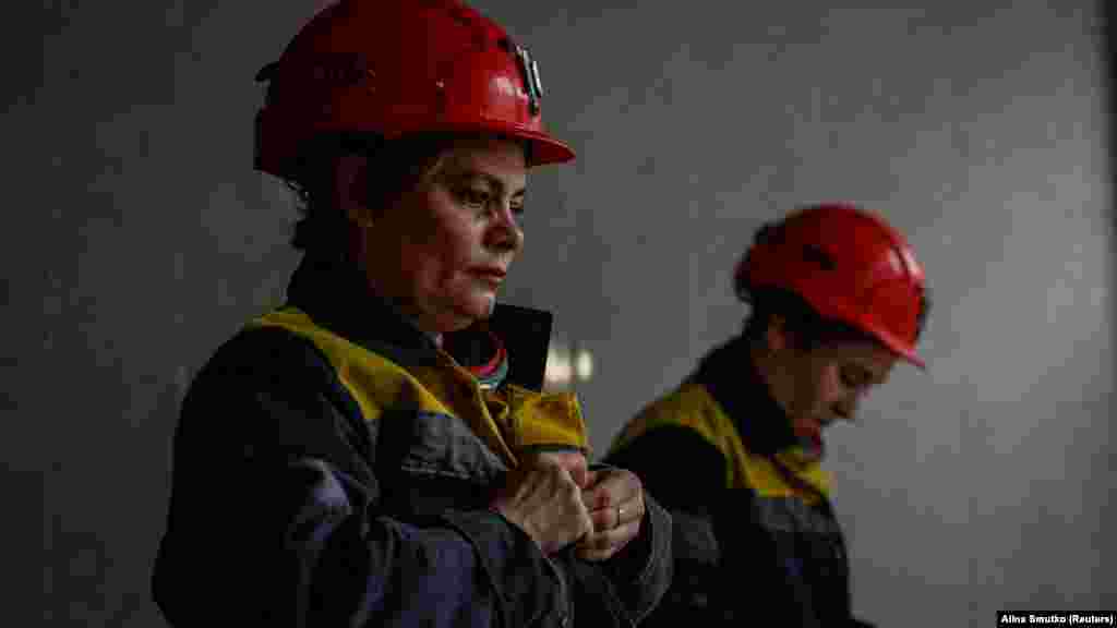 A negyvenhárom éves Natalja és a huszonkét éves Krisztina felkészül a műszakra a Dnyipropetrovszki terület egyik szénbányájában november 17-én. Mintegy ezer férfi &ndash; akik korábban ebben a bányában dolgoztak &ndash; most a fronton teljesít szolgálatot. Eddig negyvenketten haltak meg közülük. A munkaerőhiánnyal szembesülő bánya történetében először engedte meg, hogy nők is dolgozhassanak a mélyben