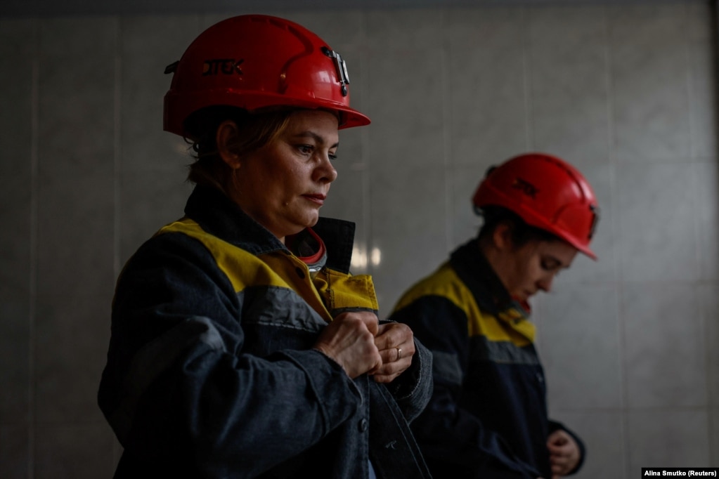 43-річна Наталя та 22-річна Христина готуються до зміни у забої глибоко під землею на одній з вугільних шахт в Дніпропетровській області, 17 листопада 2023 року. Близько 1000 чоловіків, які раніше працювали на цій шахті, зараз служать на передовій; 42 з них загинули. Зіткнувшись із нестачею персоналу, шахта вперше в своїй історії дозволила жінкам працювати під землею