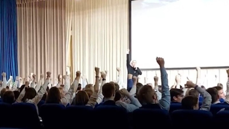 Школьников в Казани призвали поднять руку 