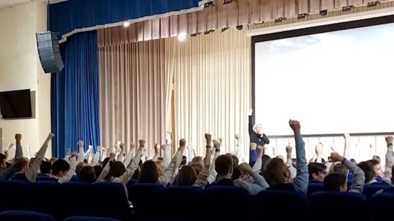 Активисты в Казани требуют извинений перед детьми за призыв поднять руку 