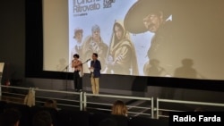 احسان خوشبخت و سیسیلیا چینچیرالی پیش از نمایش فیلم «غریبه و مه» توضیحاتی درباره این فیلم و ترمیمش به تماشاگران دادند