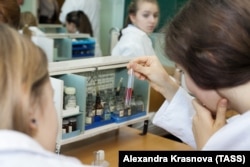 Ученики во время выполнения лабораторной работы на уроке химии