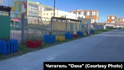 Заборчики, которые пенсионеры Ивановы перекрасили после критики в соцсетях
