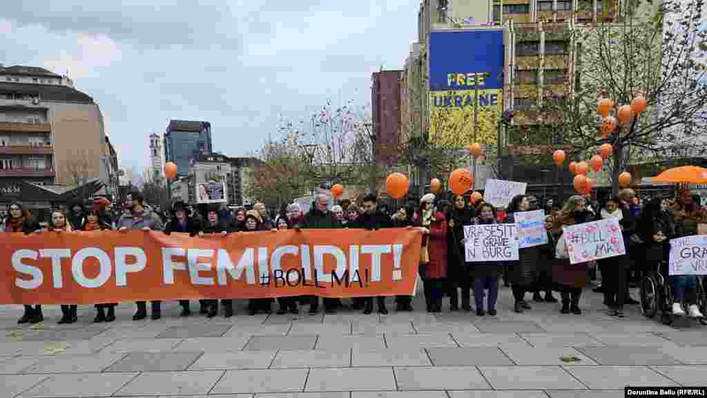 Učesnici protesta su nosili natpis sa sloganom &quot;Stop femicidu &ndash; dosta!&quot; Nertilja Kari-Gerguri (Nertila Qarri-Gerguri) iz grupe Artpolis rekla je da aktivisti traže da se prekine, kako navode, sistemsko nasilje nad ženama na Kosovu.